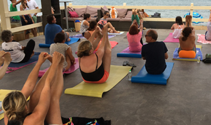 Séance de soin yoga sur bord de mer